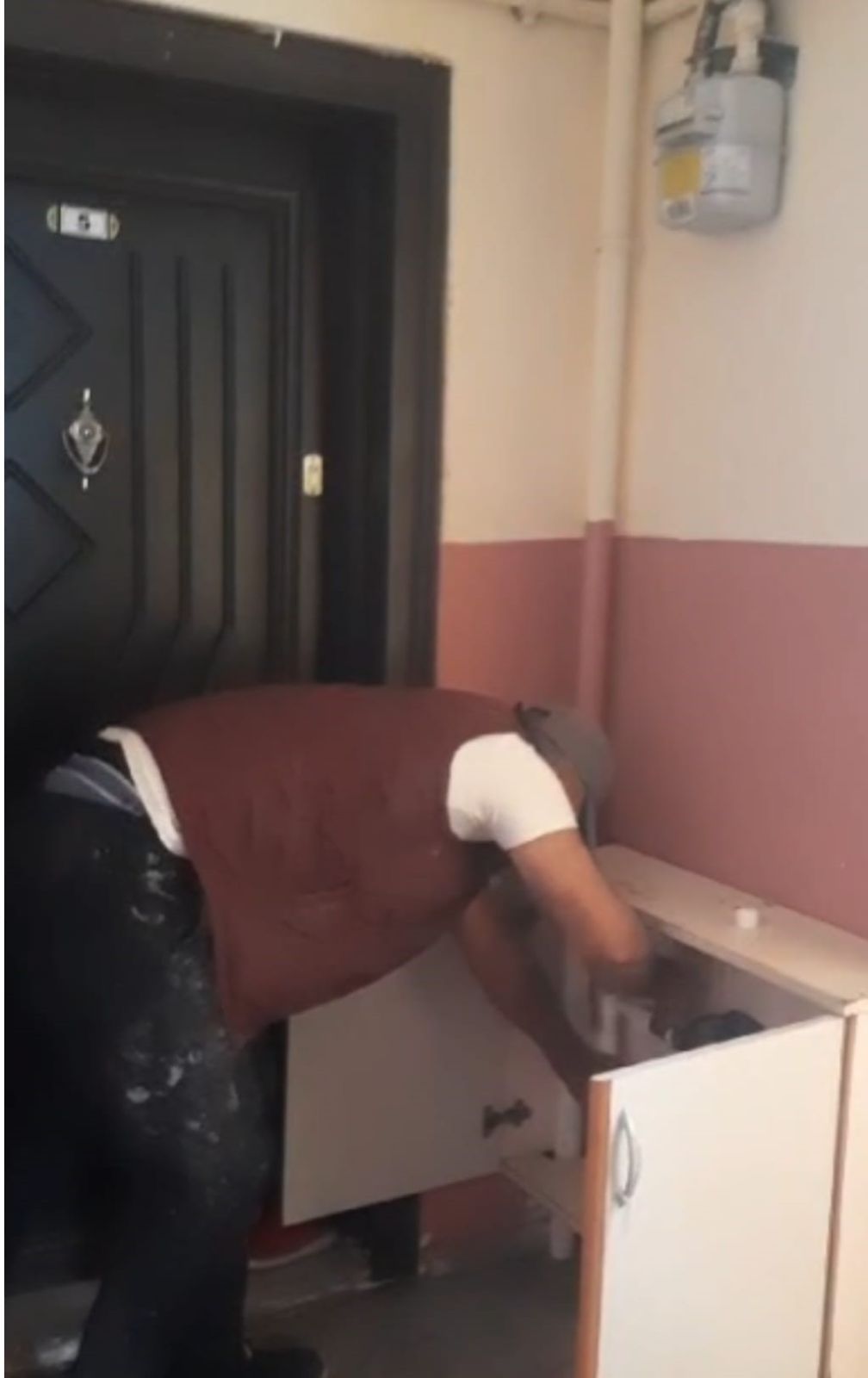 Evden çıkartmak istediği kiracının su sayacı borusunu kesti