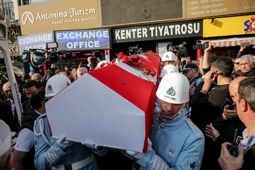 Usta sanatçı Yıldız Kenter son yolculuğuna uğurlandı 9