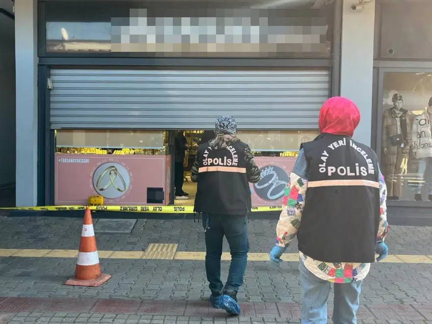 AVM’de film gibi kuyumcu soygunu: Havalandırma boşluğundaniçeri girdiler 2 AVM’de film gibi kuyumcu soygunu: Havalandırma boşluğundaniçeri girdiler 2