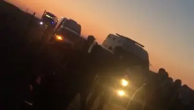 Hayvanları yolun karşısına geçirmek isteyen kız çocuğu TIR'ın altında kaldı