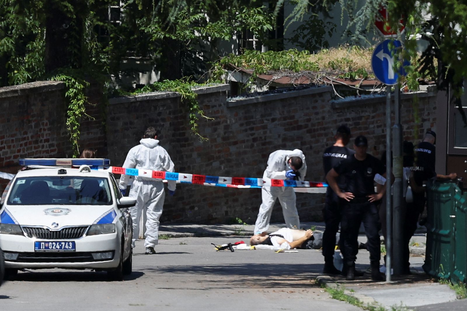 Belgrad'daki İsrail Büyükelçiliğini koruyan polis, Tatar Yayı ile boynundan vuruldu