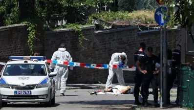 Belgrad'daki İsrail Büyükelçiliğini koruyan polis, Tatar Yayı ile boynundan vuruldu