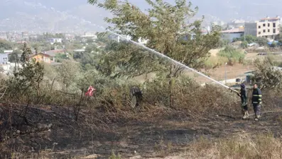 Bahçede çıkan yangın eve sıçramadan söndürüldü
