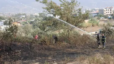 Bahçede çıkan yangın eve sıçramadan söndürüldü