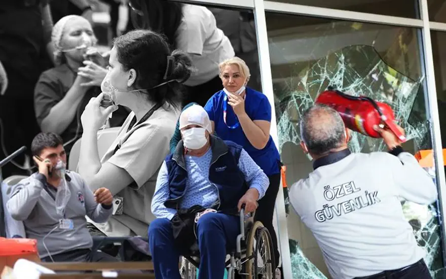 Antalya'da hastanede yangın paniği: Hastalar sedyelerle tahliye edildi 