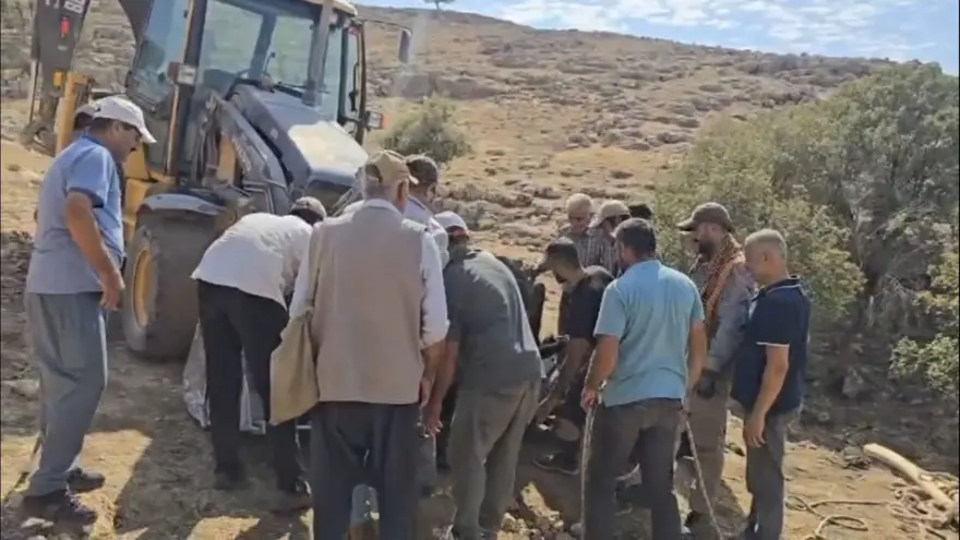 500 kiloluk ineğin ayağı kırıldı: 2 kilometre taşıdılar 1 500 kiloluk ineğin ayağı kırıldı: 2 kilometre taşıdılar 1