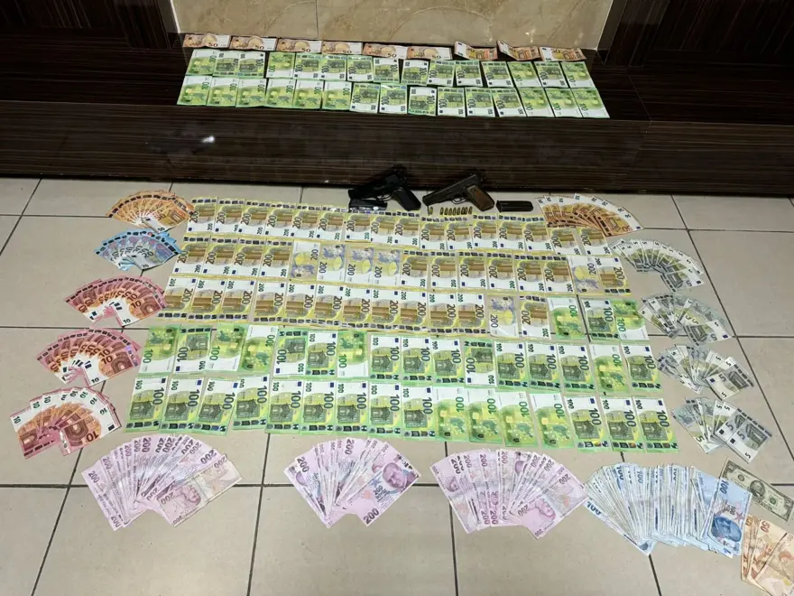 Döviz bürosunda dehşet | Gasp edip çalışanı rehin aldı, polis etrafını sarınca yakalandı! 2 Döviz bürosunda dehşet | Gasp edip çalışanı rehin aldı, polis etrafını sarınca yakalandı! 2