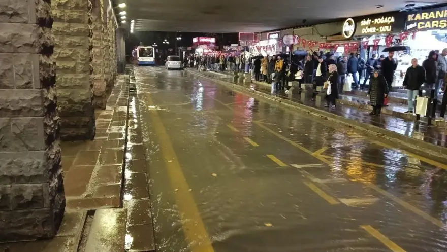 Başkentte sağanak etkili oldu: Vatandaşlar zor anlar yaşadı 1 Başkentte sağanak etkili oldu: Vatandaşlar zor anlar yaşadı 1