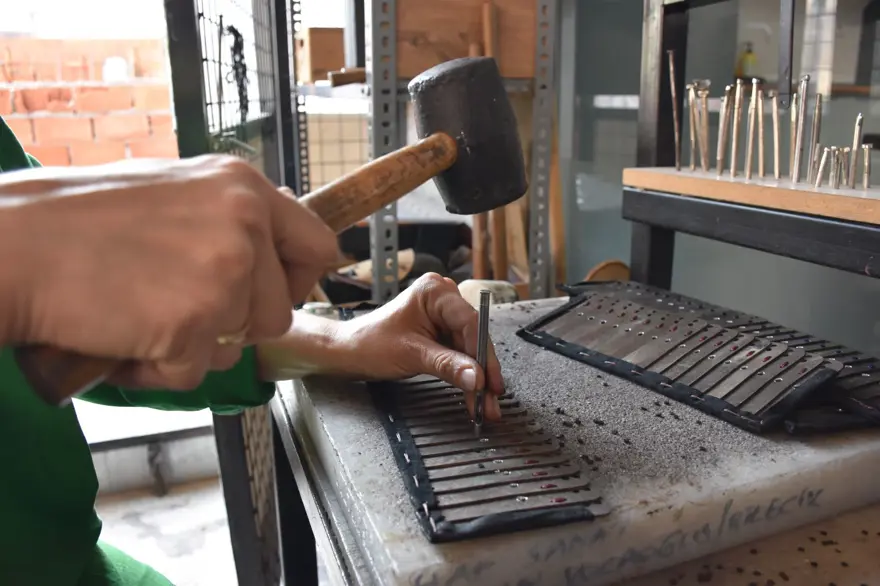 10 bine yakın kostüm yaptı! Tarihi dizi ve filmlerin aranan ismi oldu 12