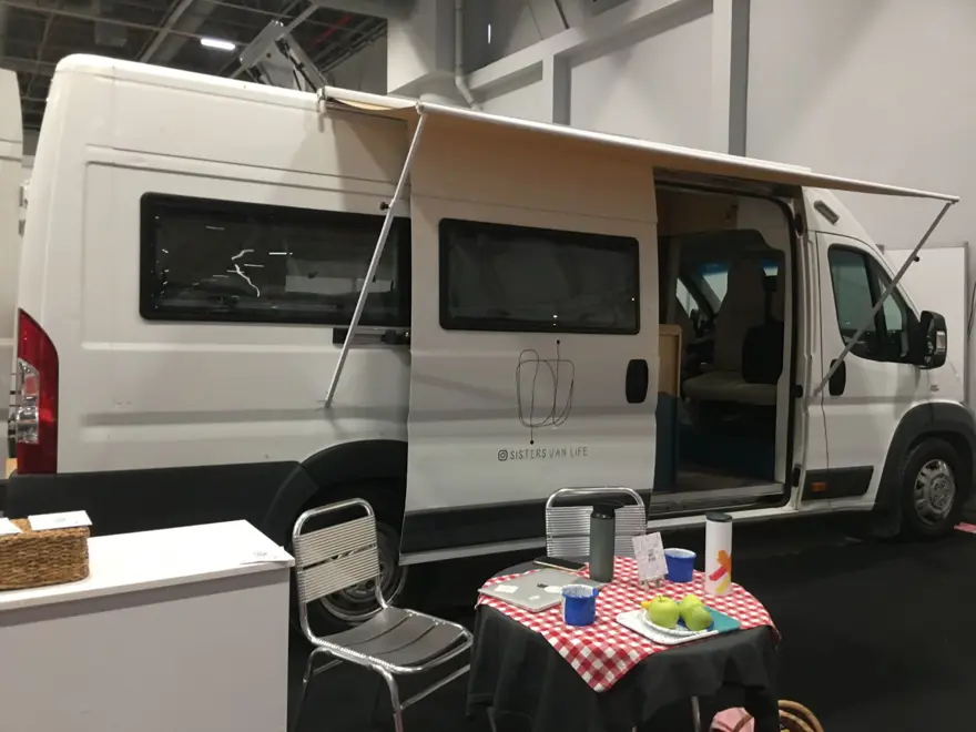 İki kız kardeş yaptıkları karavanla Türkiye'yi gezdi 1 İki kız kardeş yaptıkları karavanla Türkiye'yi gezdi 1