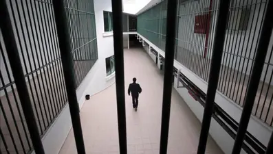 Açık görüşte vahşet: Kızına saldırıp duvara fırlattı