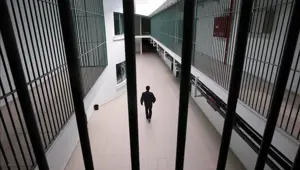 Açık görüşte vahşet: Kızına saldırıp duvara fırlattı