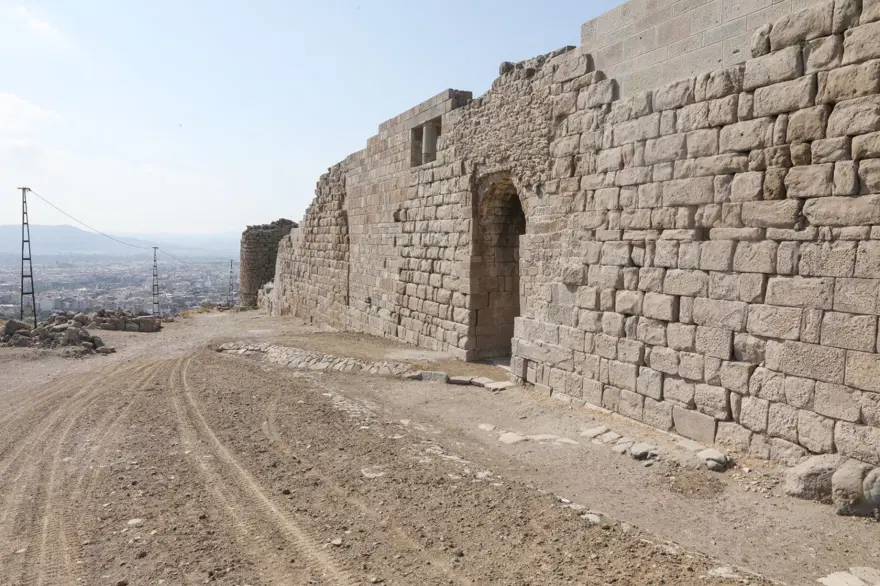 Bergama Antik Kenti'ndeki 2 bin yıllık eserlere usta dokunuşu 5