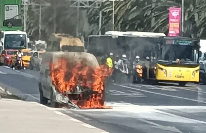 Vatan Caddesi’nde araç yangını Vatan Caddesi’nde araç yangını