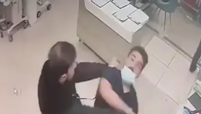 Hasta yakınından hemşireye yumruk kamerada