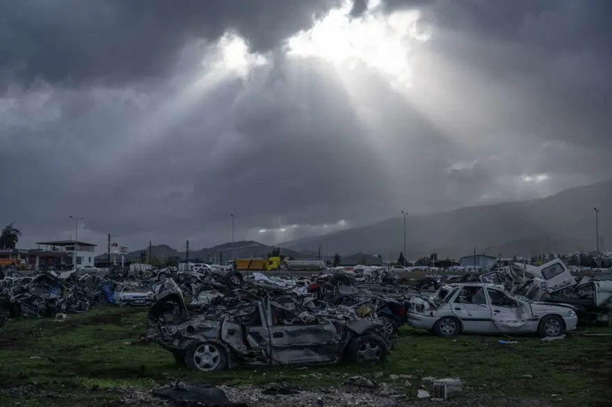"Araba mezarlığı" felaketin boyutunu gözler önüne seriyor 15