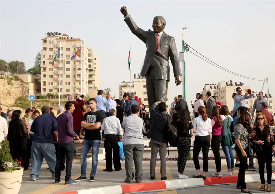 Güney Afrika dışındaki en büyük Mandela heykeli yapıldı 1