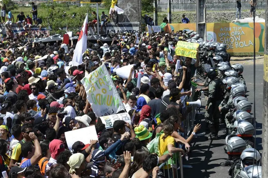 Dışarıda protesto, içeride kutlama 