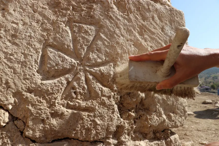 Diyarbakır'da içinde 46 mezarın olduğu 1500 yıllık kilise kalıntısı bulundu 1 Diyarbakır'da içinde 46 mezarın olduğu 1500 yıllık kilise kalıntısı bulundu 1