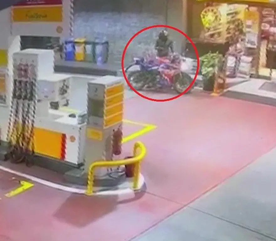 Akaryakıt istasyonunda dehşet anları: Ezmeye çalıştı,bıçakla kovaladı, motosikletli kaskını çıkarınca kurtuldu! 