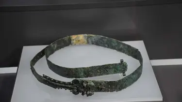 Üzerinde aslan ve yılan kabartması var: 2 bin 600 yıllık kemer İzmir'de sergileniyor