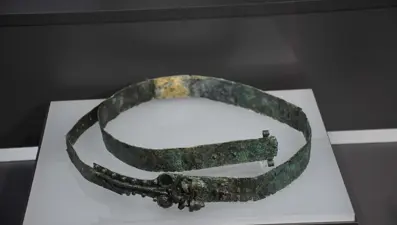 Üzerinde aslan ve yılan kabartması var: 2 bin 600 yıllık kemer İzmir'de sergileniyor