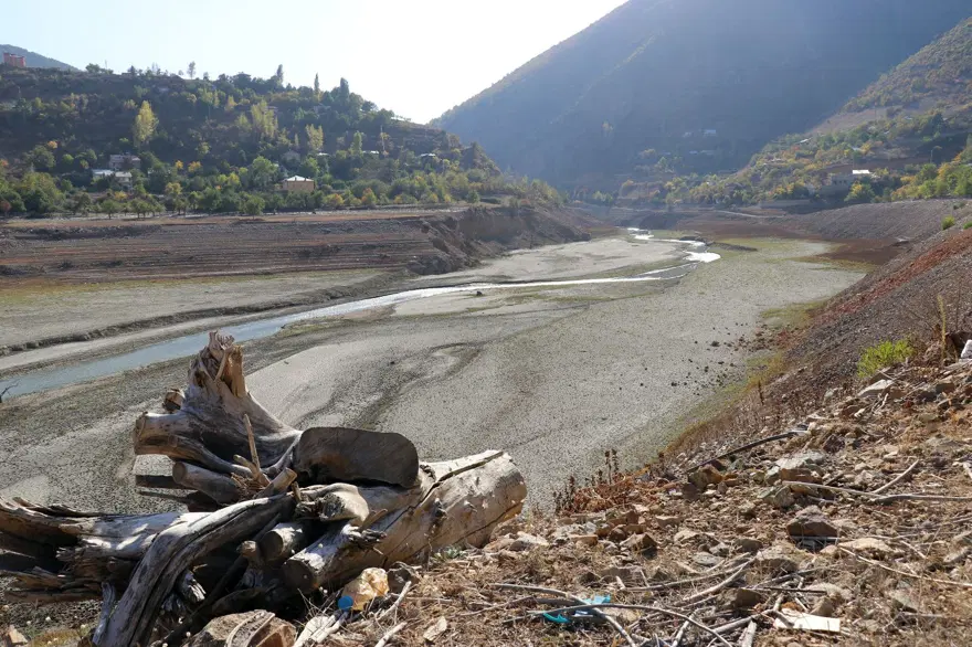 Torul Barajı'nda su seviyesi 40 metre çekildi Torul Barajı'nda su seviyesi 40 metre çekildi