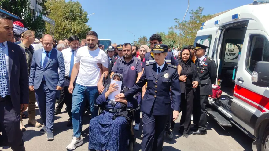 Pençe-Kilit şehidine veda: Annesi sedye ile getirildi 9