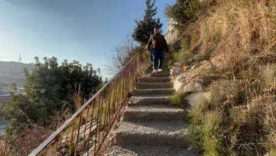Uçurumun kenarına inşa edilmiş: 107 basamaklı merdivenden dinlene dinlene evlerine ulaşıyorlar