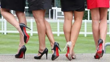 Topuklu ayakkabıda halluks valgus tehlikesi