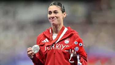 Dünya ve paralimpik rekoru kıran milli sporcu Aysel Önder'den gümüş madalya