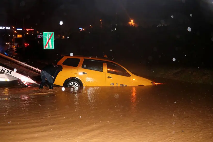 İzmir'de şiddetli yağış 4