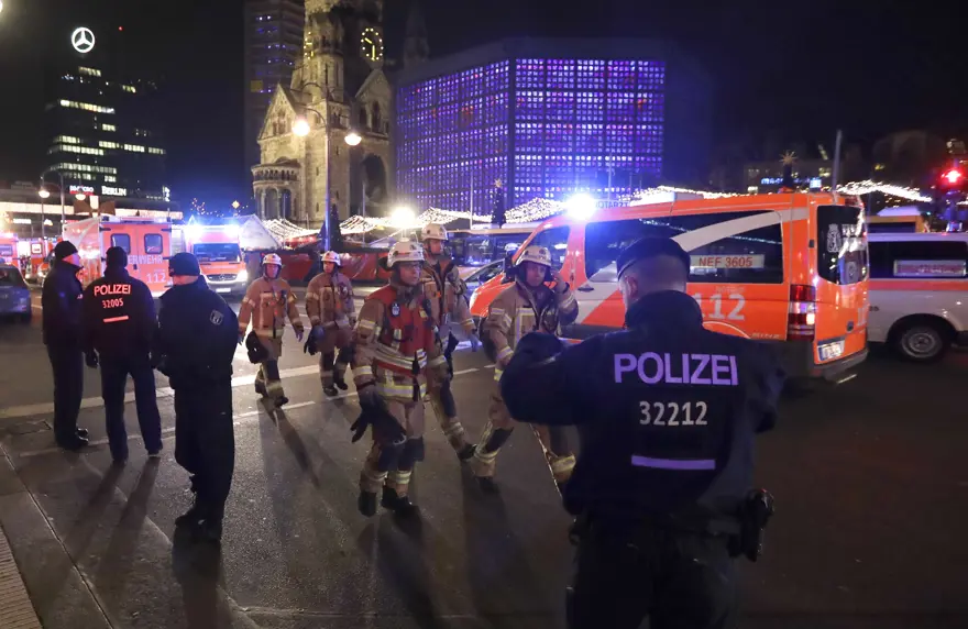 SON DAKİKA... Almanya'nın başkenti Berlin'de Noel pazarına TIR girdi 10