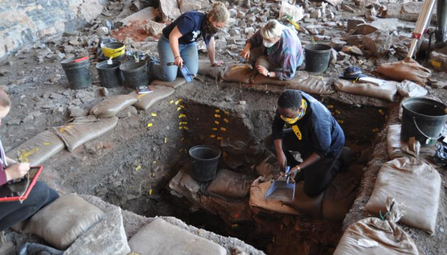 İnsanlar tarafından kullanılan 105 bin yıllık ilk taş örnekleri Kalahari Çölü’nde bulundu 