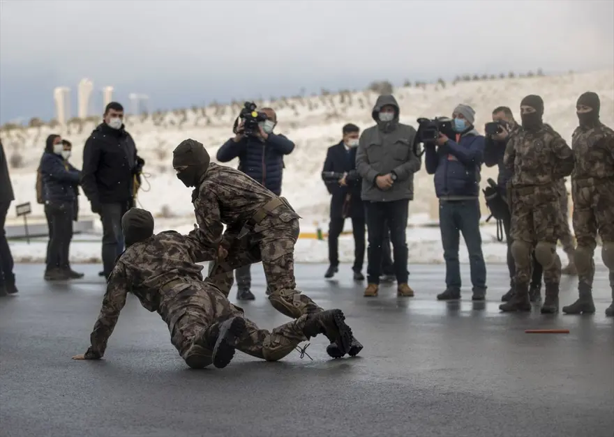 Kadın Polis Özel Harekat'tan (PÖH) kar altında nefes kesen tatbikat 8