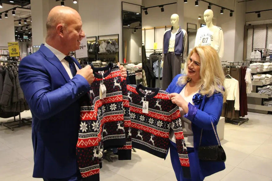 Türkiye'nin en renkli aşıkları: 26 yıldır aynı renk elbiseler giyiyorlar 7 Türkiye'nin en renkli aşıkları: 26 yıldır aynı renk elbiseler giyiyorlar 7