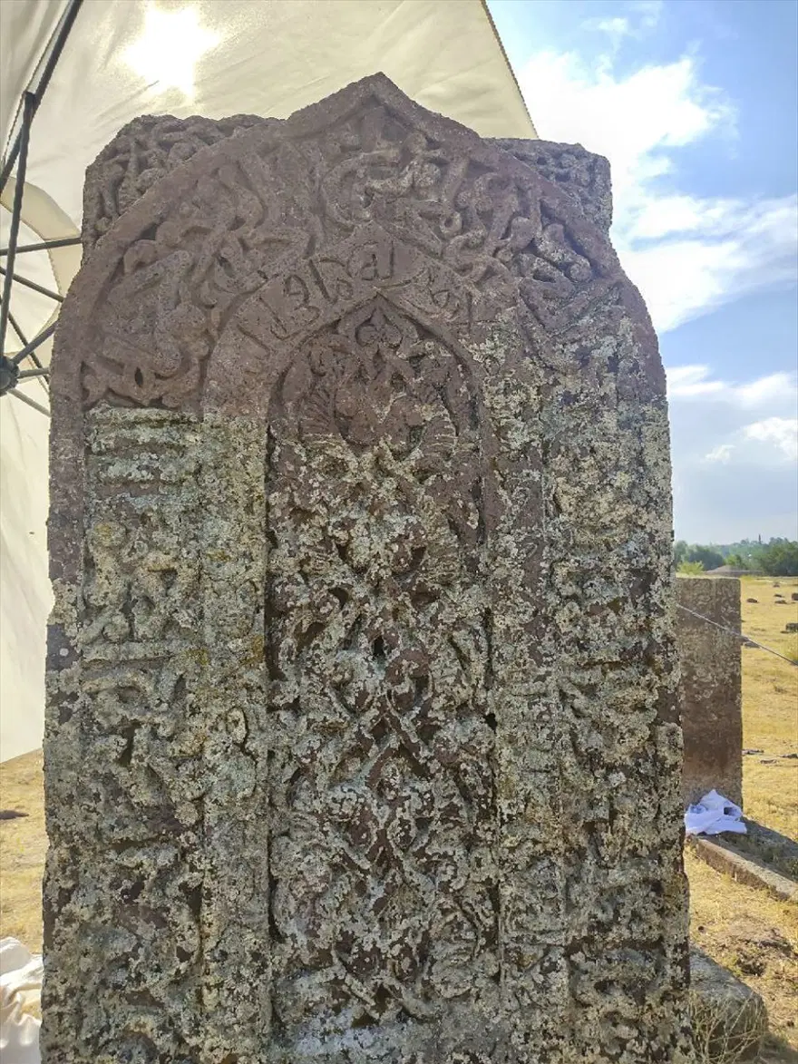 Selçuklu Meydan Mezarlığı'nda kemer işlemeli mezar taşı tespit edildi 5 Selçuklu Meydan Mezarlığı'nda kemer işlemeli mezar taşı tespit edildi 5