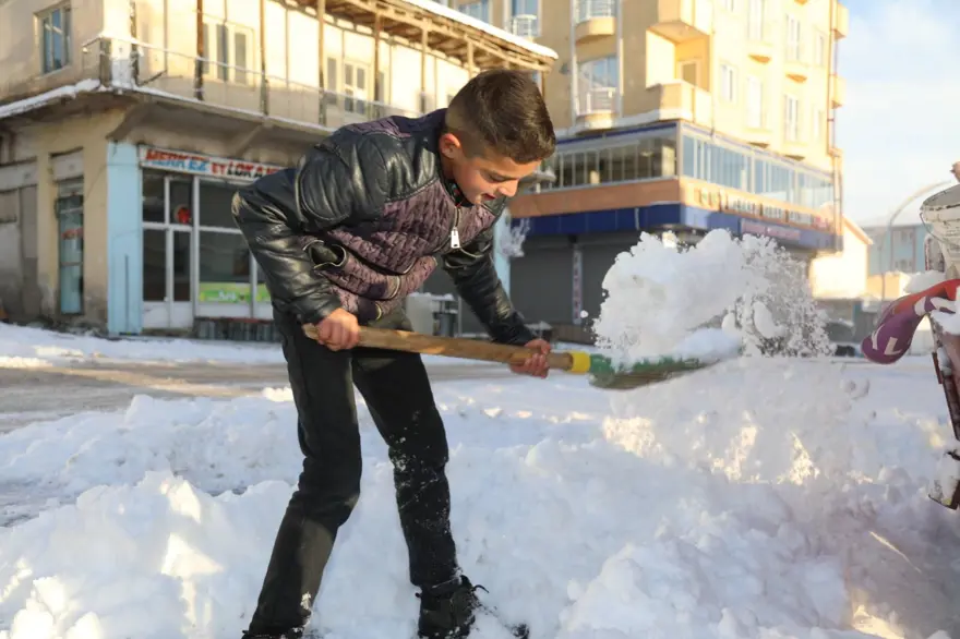 Van'da kar yolları kapattı: 83 yerleşim yerine ulaşım yok 18 Van'da kar yolları kapattı: 83 yerleşim yerine ulaşım yok 18