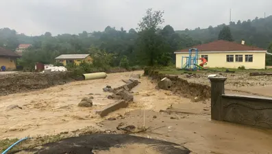 Düzce'de dere taştı, yol çöktü: Kentte sağanak etkili oldu