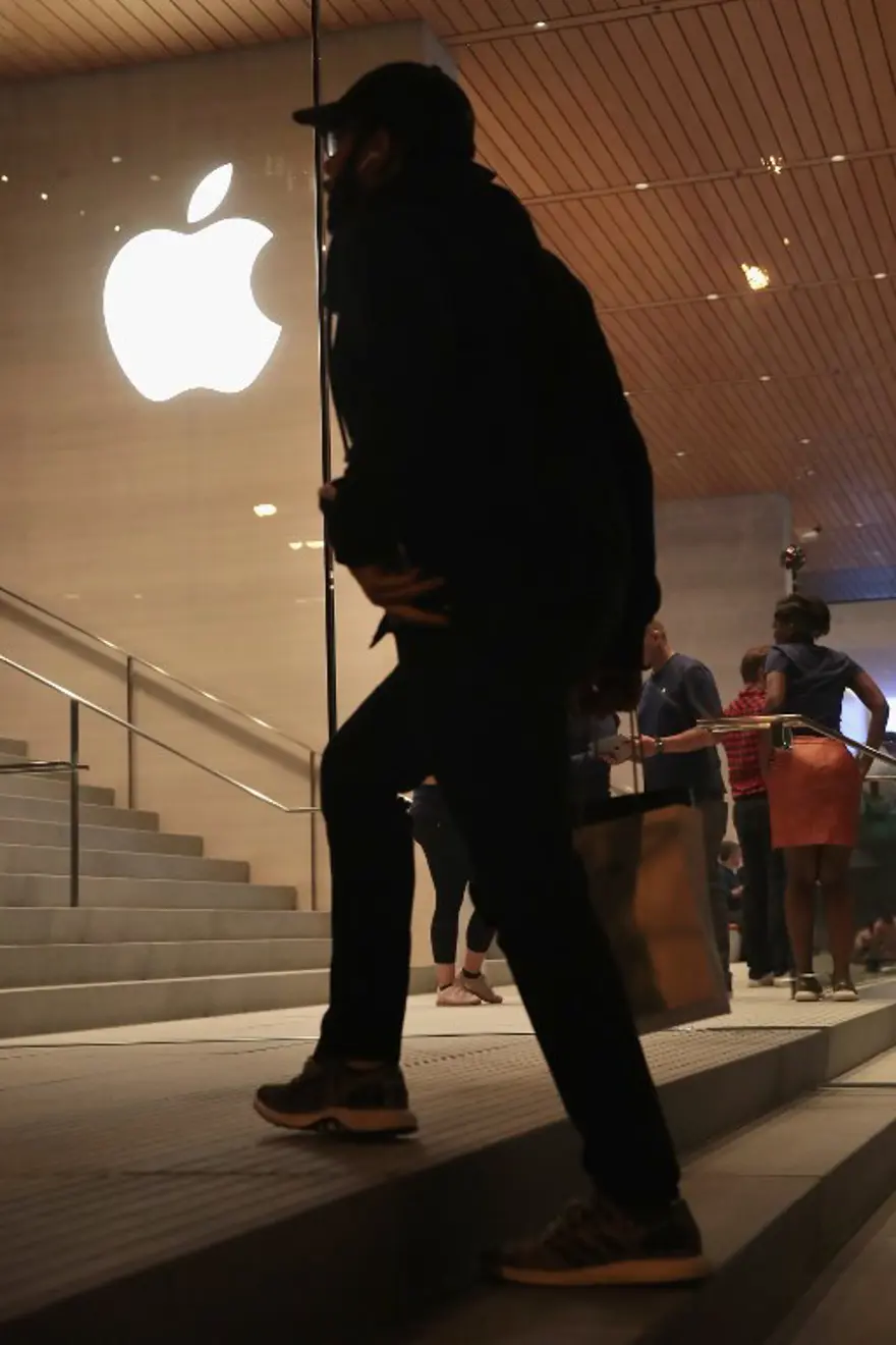 Apple Chicago'da çatısı "MacBook" şeklinde mağaza açtı 10 Apple Chicago'da çatısı "MacBook" şeklinde mağaza açtı 10