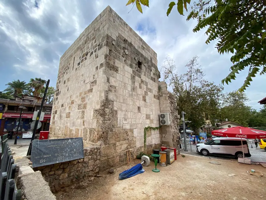 Klima takmak için tarihi burcun duvarını deldiler Klima takmak için tarihi burcun duvarını deldiler