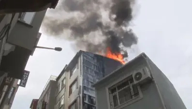 Söndürülmeden çöpe atılan kibrit 4 katlı binayı yaktı