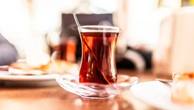 Günde 10 bardak şekerli çay, yılda 3 kilo aldırıyor