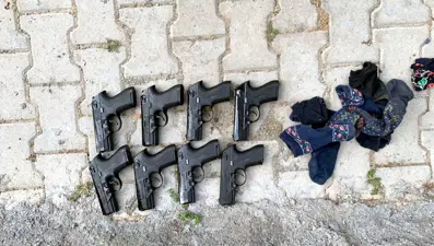 Çoraplara sakladığı 8 silahla yakalanan zanlı gözaltına alındı