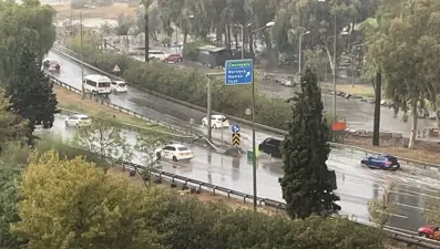 İzmir yeni güne yağmurla başladı