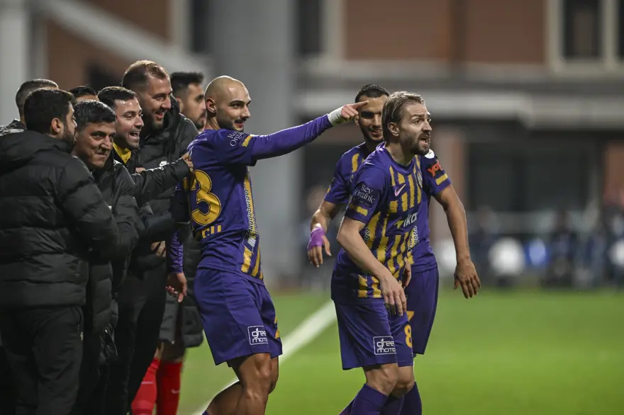 Eyüpspor-Fenerbahçe maçında gergin anlar: Arda Turan'a kırmızı kart! 3 Eyüpspor-Fenerbahçe maçında gergin anlar: Arda Turan'a kırmızı kart! 3