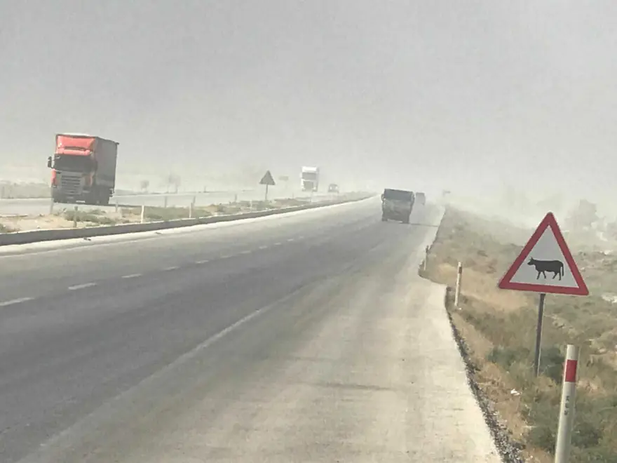 Konya'da kum fırtınası: Görüş mesafesi 20 metreye düştü 4 Konya'da kum fırtınası: Görüş mesafesi 20 metreye düştü 4