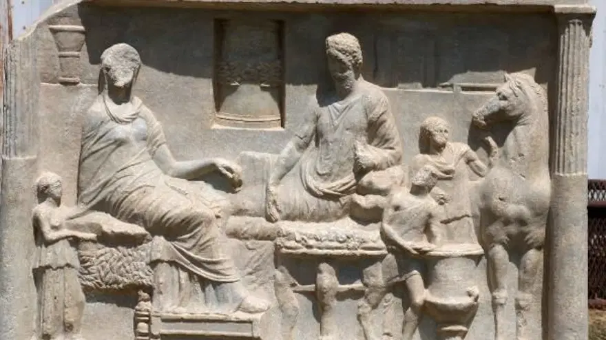 Çanakkale'de bulunan Parion Antik Kenti'nde 1900 yıllık mezar steli bulundu 6