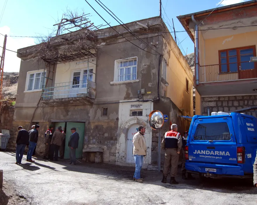 Kayseri'de tadilat yapılan evin çatısı yıkıldı: 1 ölü, 2 yaralı 3