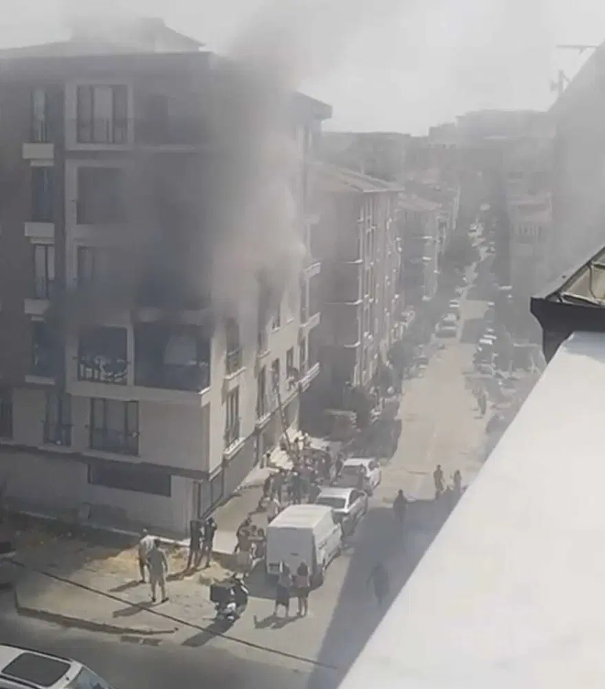 İstanbul'da beş katlı binada yangın: İki kişi pencereden atladı, biri ağır üç yaralı 2
